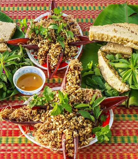 Cách Chế Biến Nhộng Ong Rừng Xào Măng Chua Mai Châu | Nhà Hàng Hợp Thủy - Đặc sản và điểm đến du lịch nổi tiếng tại Mai Châu