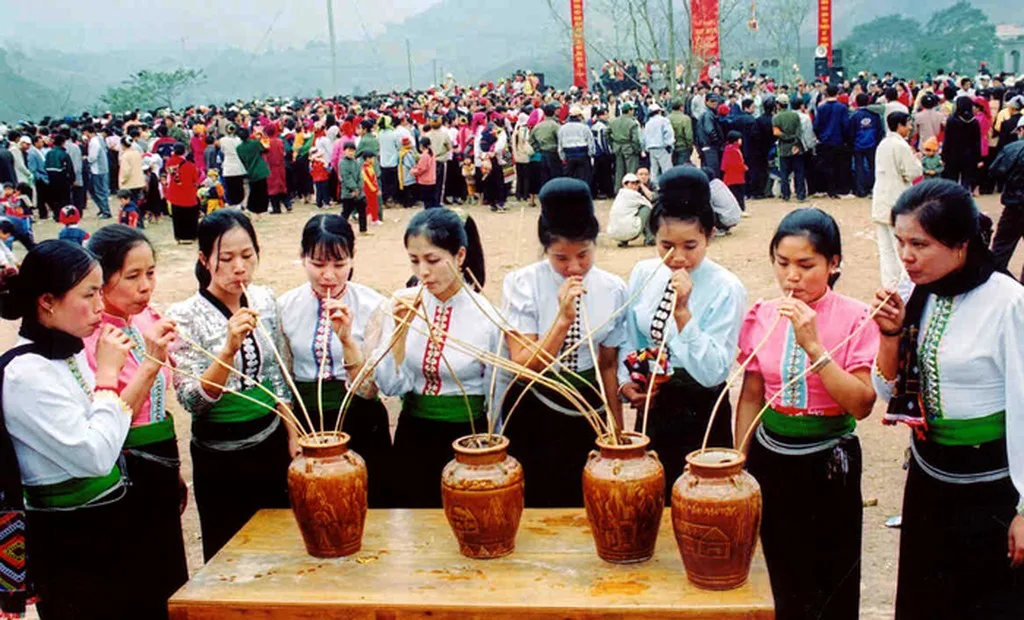 Rượu cần Hòa Bình - Đặc sản và điểm đến du lịch nổi tiếng tại Mai Châu