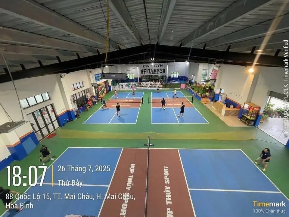 Sân Pickleball tầng 3 Nhà hàng Hợp Thủy Mai Châu - Ảnh thực tế toàn cảnh