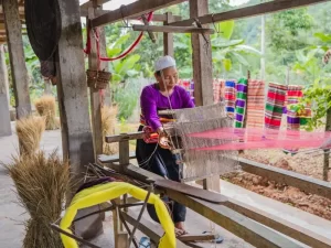 KINH NGHIỆM DU LỊCH BẢN LÁC MAI CHÂU HÒA BÌNH 11 Khung cửi Bản Lác