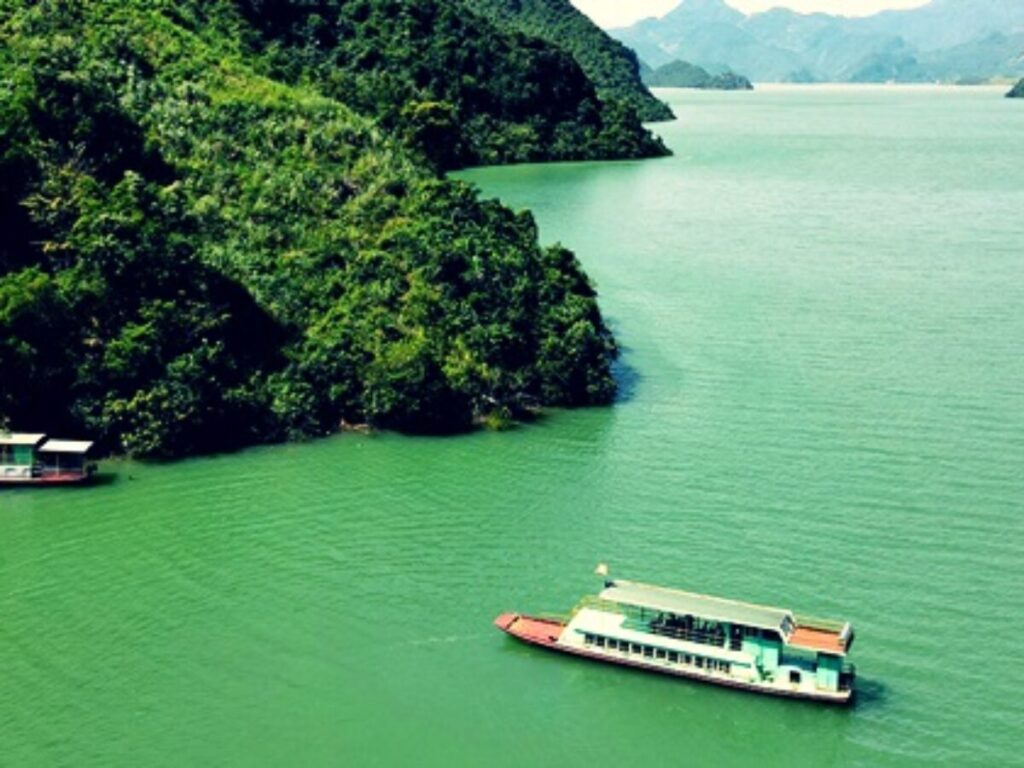 Du thuyền lòng Hồ Ba Khan