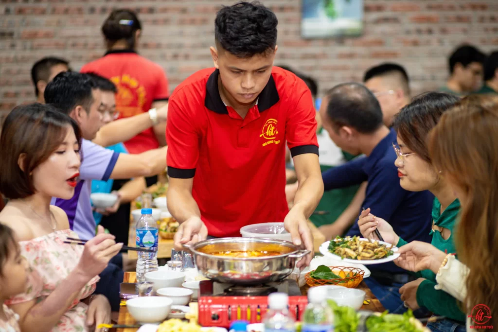Nhà hàng Hợp Thủy - Ẩm thực Mai Châu (Nhà hàng Mai Châu) 66 nhân viên nhà hàng Hợp Thủy