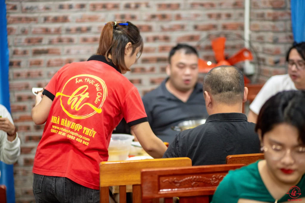 Nhà hàng Hợp Thủy - Ẩm thực Mai Châu (Nhà hàng Mai Châu) 67 nhân viên nhà hàng Hợp Thủy